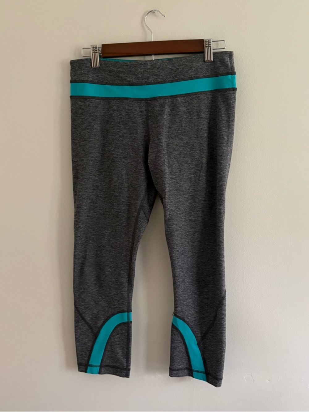 Lululemon Women’s Size 8 Leggings Capri Pocket Grey Blue Sporty Yoga